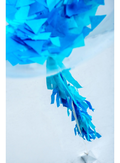 Kék konfettivel töltött buborkék lufi héliummal töltve, egyedi felirat és szár kérhető hozzá